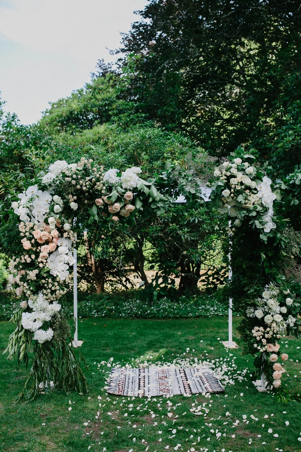 10 Beautiful Wedding Backdrops With Flowers