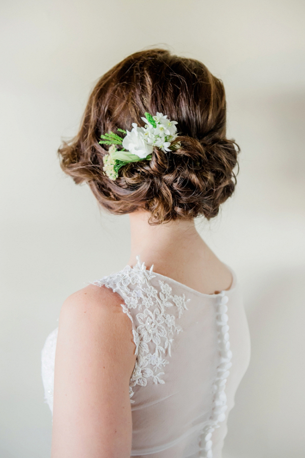 20 Bridal Hairstyles with Real Flowers