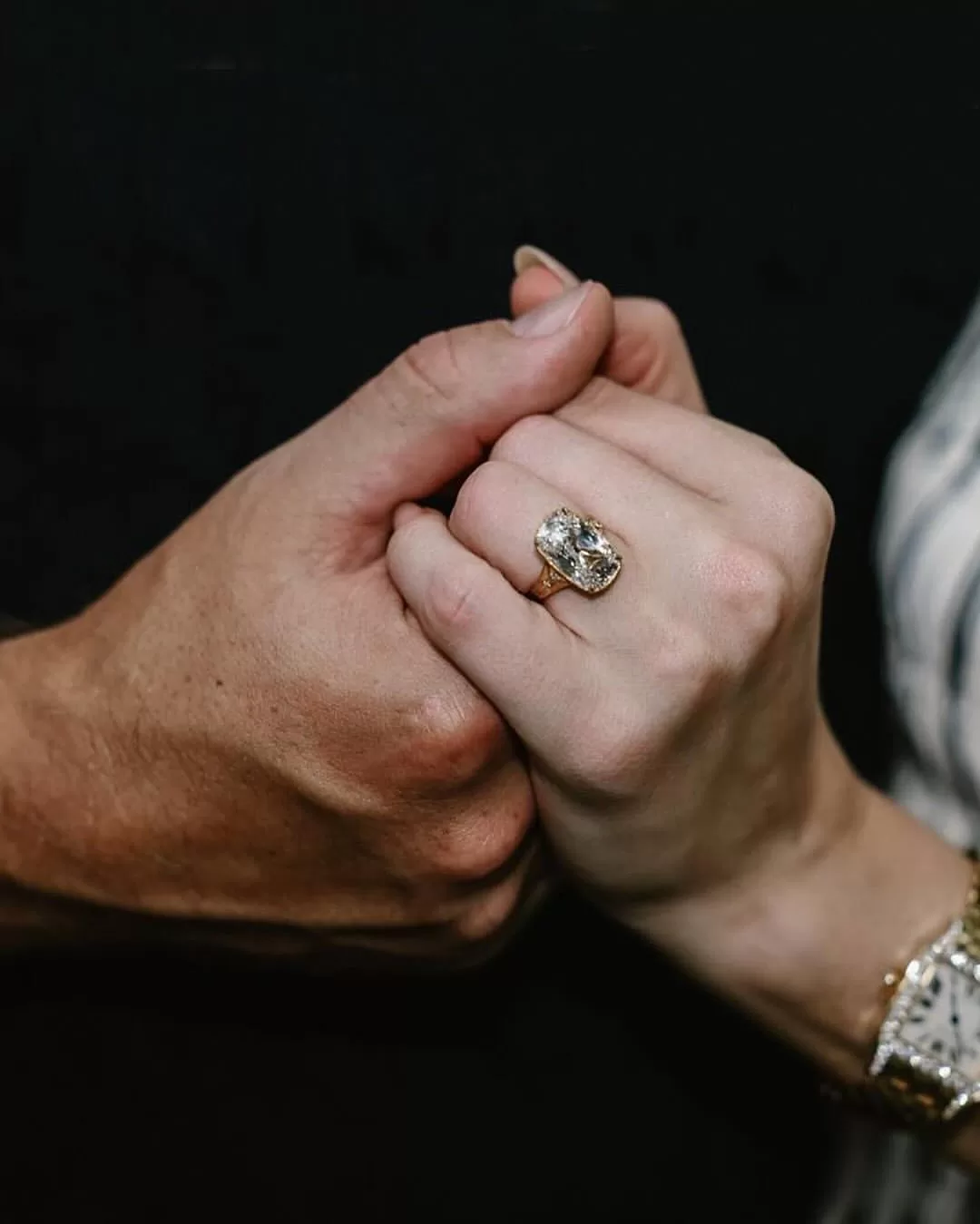 Closeup of Taylor Swift’s Old Mine Brilliant Cut engagement ring, codesigned with Artifex Fine Jewelry, sparkling on her left hand. | Aisle Society 